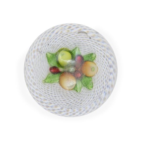 Pisapapeles de cristal con frutos sobre retícula en blanco.