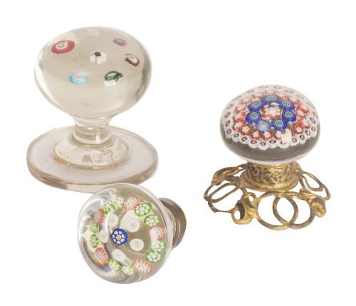 Lote de tres pomos de puerta, uno de ellos montado en bronc