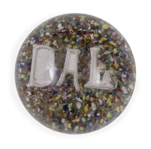 Pisapapeles de cristal con iniciales "DAL" en blanco.S. X