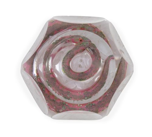 Pisapapeles de cristal facetado con serpiente enroscada.B