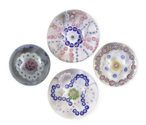 Lote de cuatro pisapapeles de cristal con decoracón de "mil