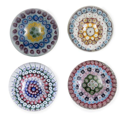 Lote de cuatro pisapapeles de cristal con decoración de "mi