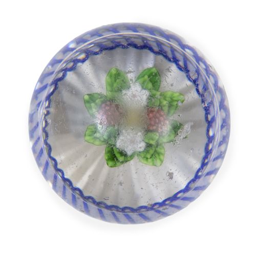 Pisapapeles de cristal con ramillete de flores y espiral az