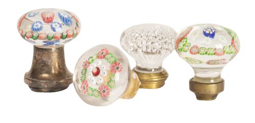 Lote de cuatro pomos de puertas, tres con decoración millef