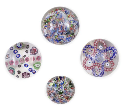 Lote de cuatro pisapapeles de cristal con decoración "mille