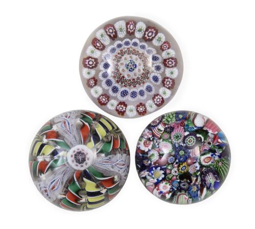 Lote de tres pisapapeles con decoración "millefiori".S. X