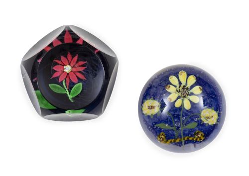 Lote de dos pisapapeles, uno con flor amarilla y oro faceta