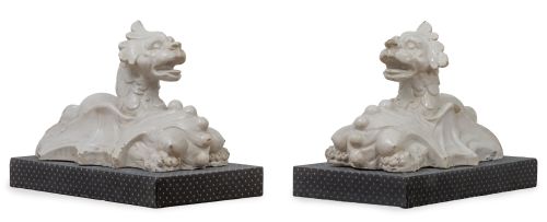 Pareja de elementos arquitectónicos con forma de dragones d