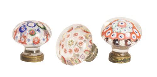 Lote de tres pomos para puerta, con decoración de millefior