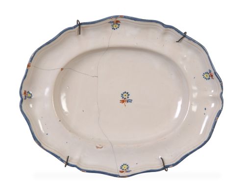 Bandeja oval de cerámica esmaltada con flores en azul y ama