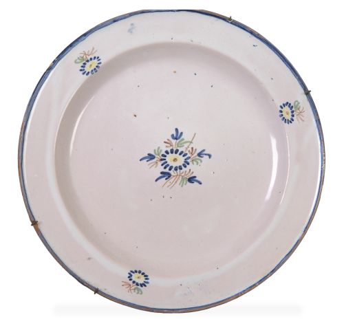 Plato de cerámica esmaltada en azul cobalto, amarillo y ocr