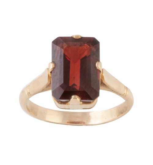 Sortija con granate de talla rectangular