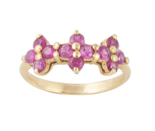 Sortija con tres flores de rubíes, compuestas cada una por 