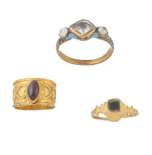 Lote formado por tres sortijas antiguas
