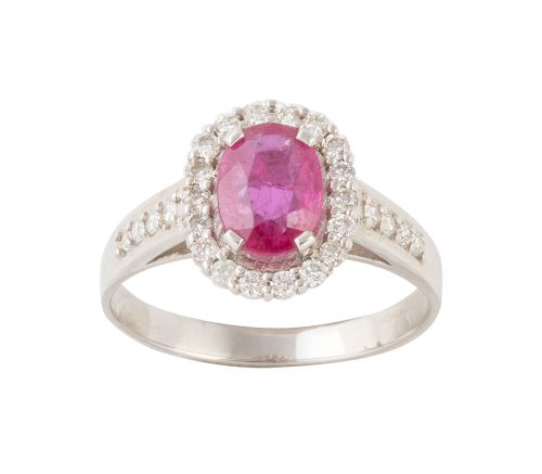 Sortija con rubí central 1,60 ct orlado de brillantes, y co