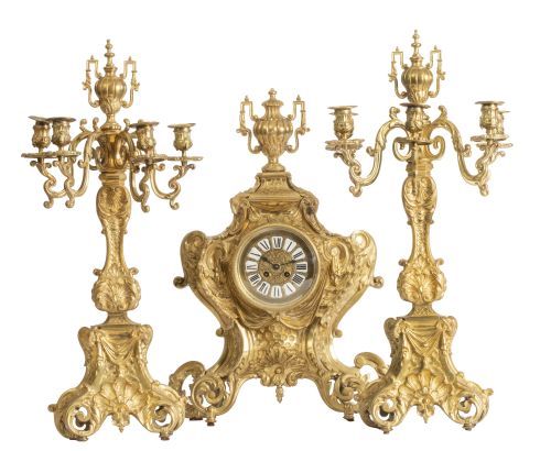 Guarnición de chimenea de bronce dorado de estilo Luis XV.