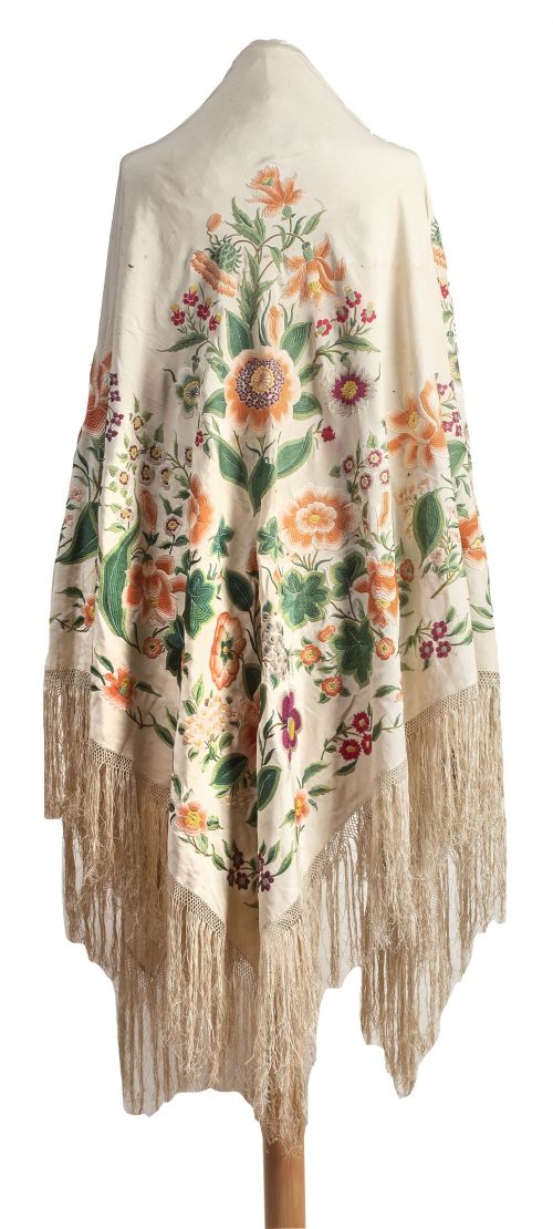 Mantón de Manila en seda beige con peonías y flores bordada