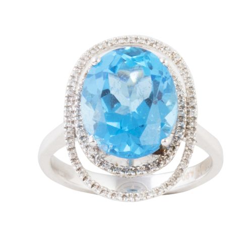 Sortija piedra azul de talla oval y dos orlas de brillantes
