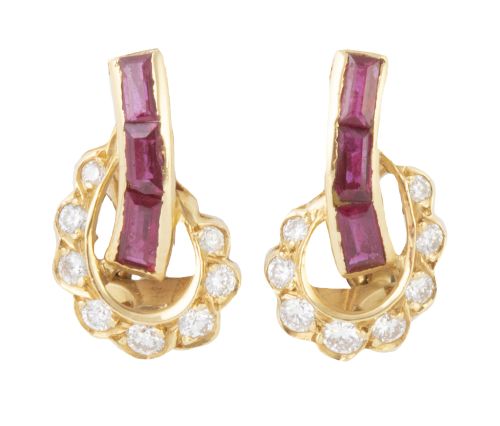 Pendientes con banda de rubíes calibrados y arco de brillan