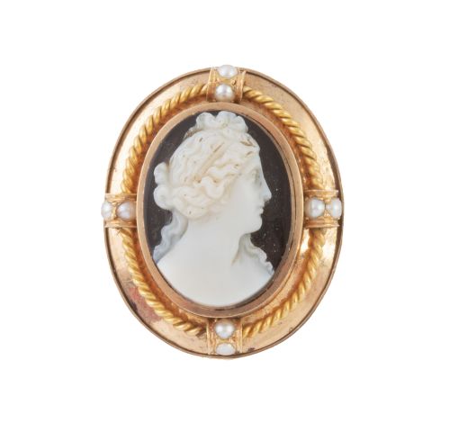 Sortija S. XIX con camafeo de dama en ágata bicolor, con ma