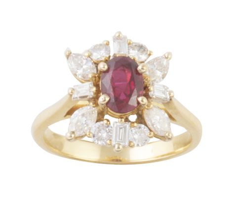 Sortija con rubí central, en orla cuadrangular de brillante