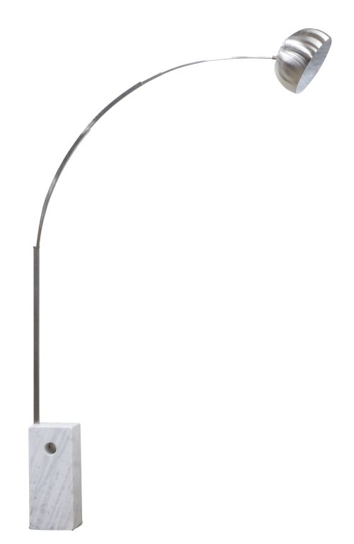 Lámpara Arco de acero sobre base de mármol blanco.Según d