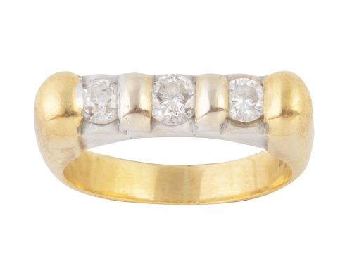 Sortija de tres brillantes en banda plana de oro bicolor