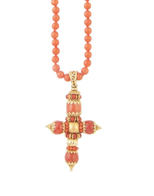 Collar con cruz colgante de filigrana de oro y cuentas de c
