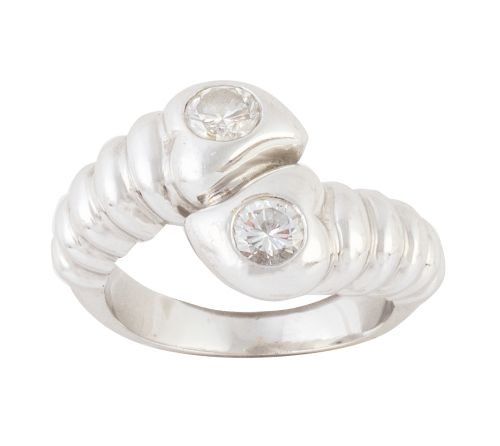 Sortija tu y yo con dos brillantes en los remates en forma 