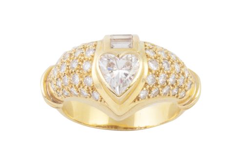 Sortija con diamante corazón central de 1 ct aprox, banda d