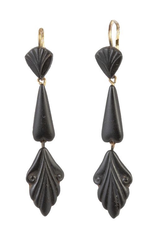 Pendientes largos de azabache de pp. S.XX con tres piezas a