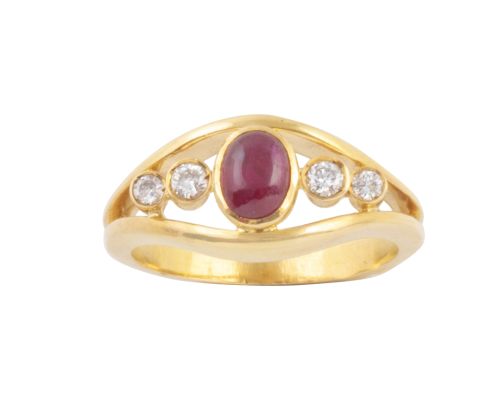 Sortija con cabuchón de rubí central de 0,40 ct aprox, flan