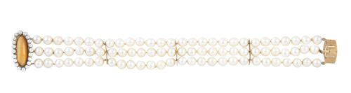 Brazalete de tres hilos de perlas cultivadas, con cierre de