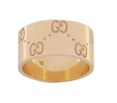 Sortija ancha GUCCI con logotipo grabado dispueto en zig-zag