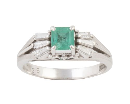 Sortija con esmeralda cuadrada de 0,47 ct flanqueada por tr