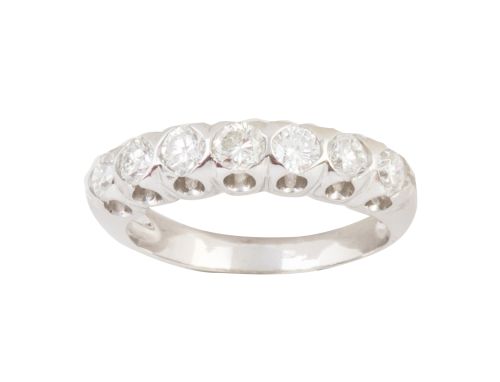 Sortija media alianza con siete brillantes engastados en ma