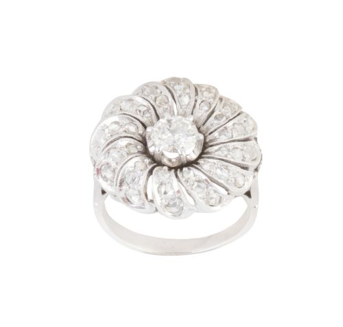 Sortija flor c .1930 con pétalos de diamantes y centro de b