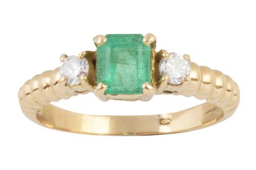 Sortija con esmeralda central flanqueada por brillante en m