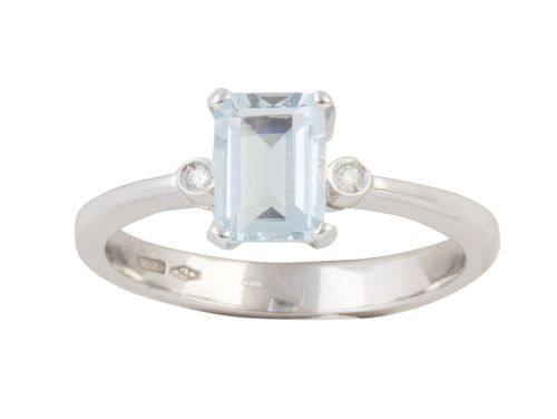 Sortija con aguamarina de talla rectangular, flanqueada por