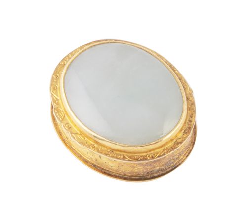 Caja en oro S. XIX con cabuchón de jade blanco en la tapa y