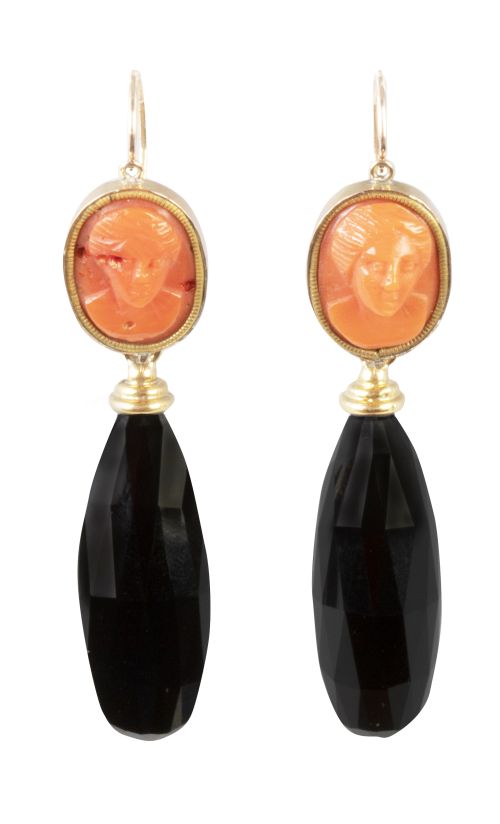 Pendientes largos S. XIX con camafeo de dama en coral talla