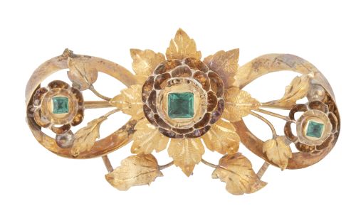 Broche vegetal de flor central con centros de piedras verdes