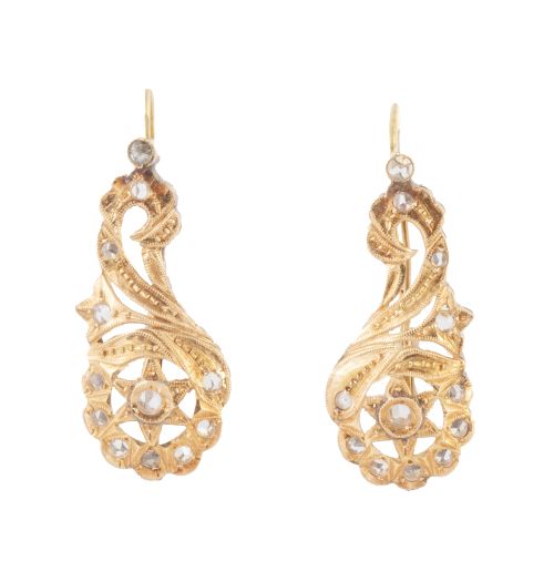 Pendientes largos de pp. S. XX con centro calado de estrell