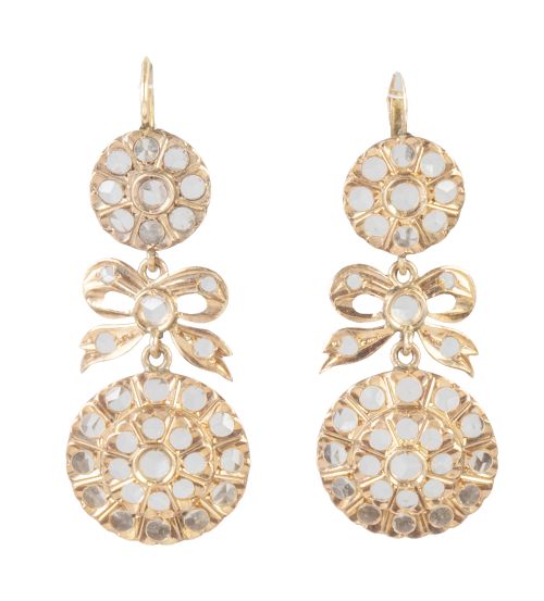 Pendientes largos de pp. S. XX con rosetón del que pende la