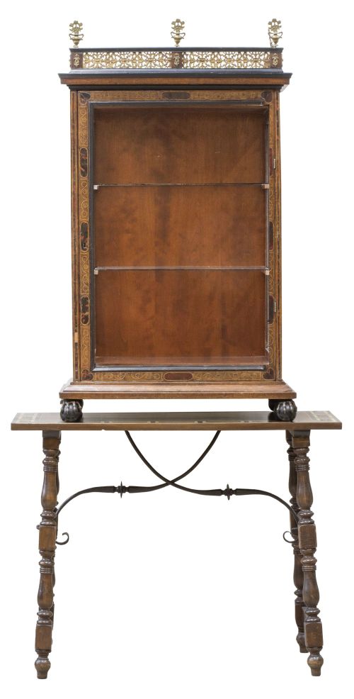 Vitrina Carlos II de madera de nogal con marquetería de lim