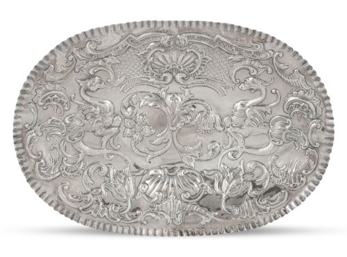 Bandeja ovalada de plata repujada con flores, grifos y vene