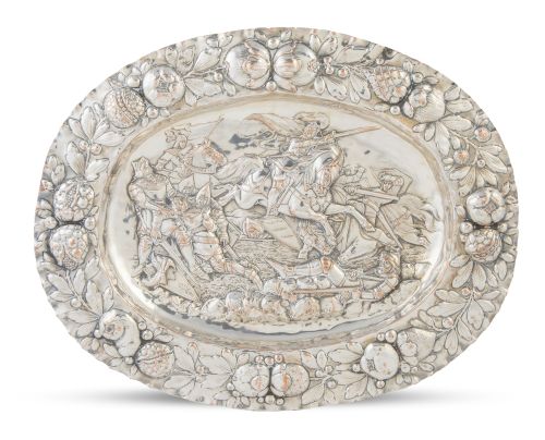 Bandeja ovalada de plata repujada con escena historicista d