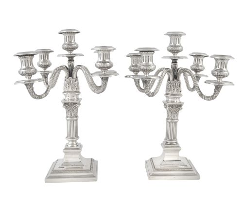 Pareja de candelabros de plata de cinco luces de estilo ing