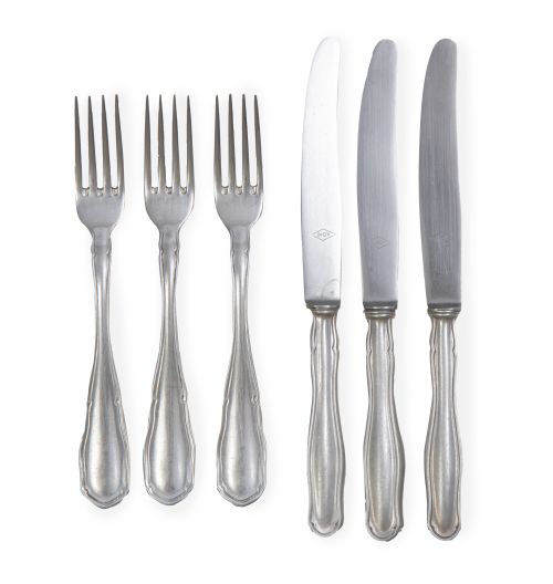 Juego de diez tenedores y doce cuchillos de plata. Con marc