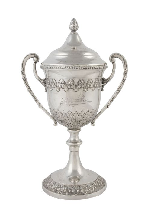 Trofeo de plata en su color, con decoración repujada de hoj